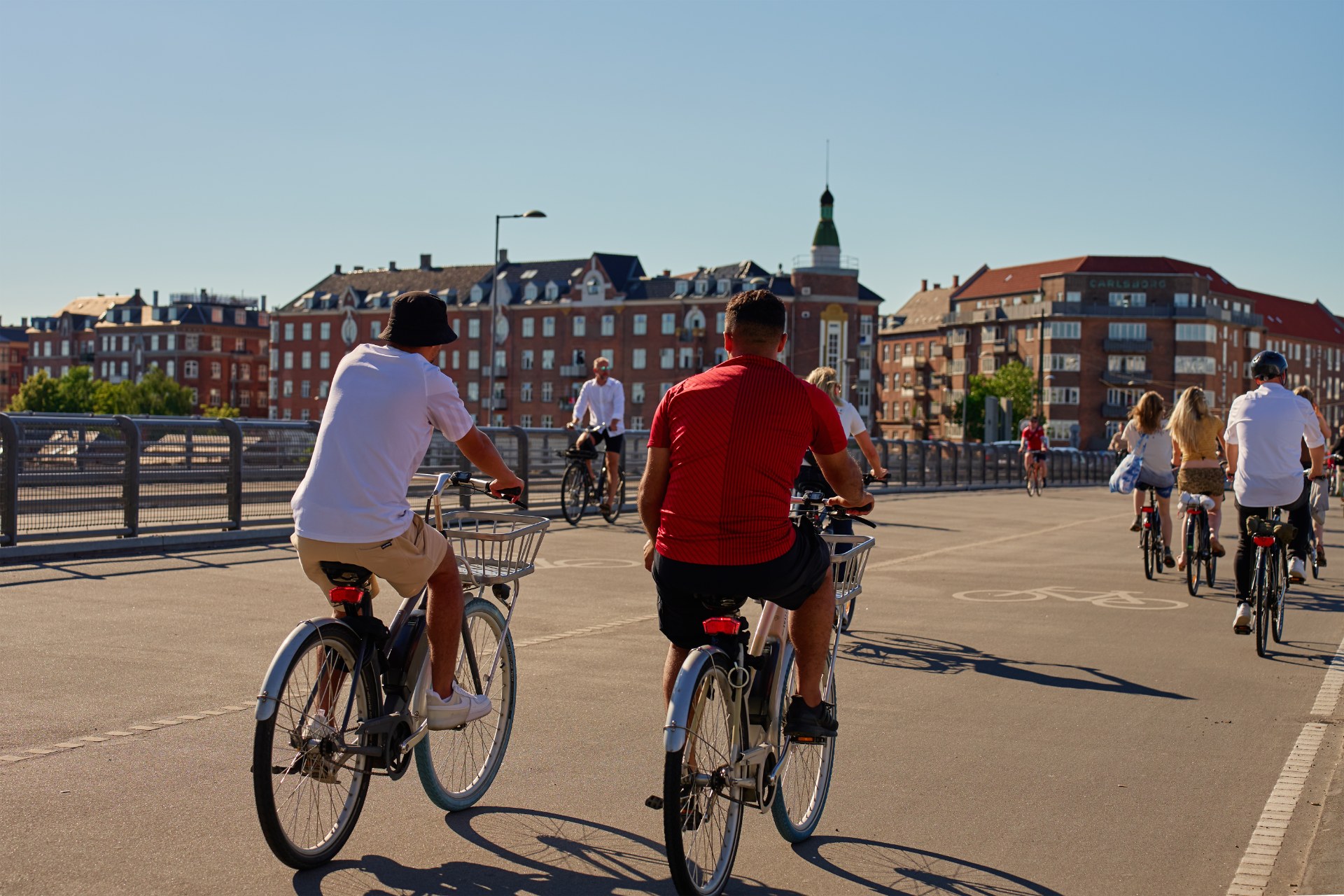 年轻人在哥本哈根的街道上骑自行车